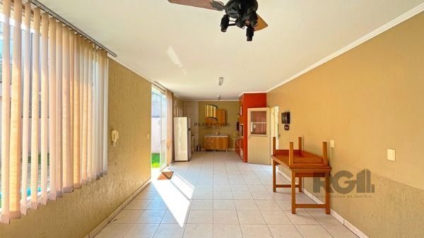 Casa em Porto Alegre, no bairro Nonoai, com 4 dormitório(s), à venda.