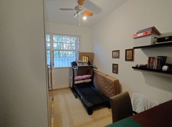 Casa em Porto Alegre, no bairro Vila Nova, com 3 dormitório(s), e 3 banheiros, à