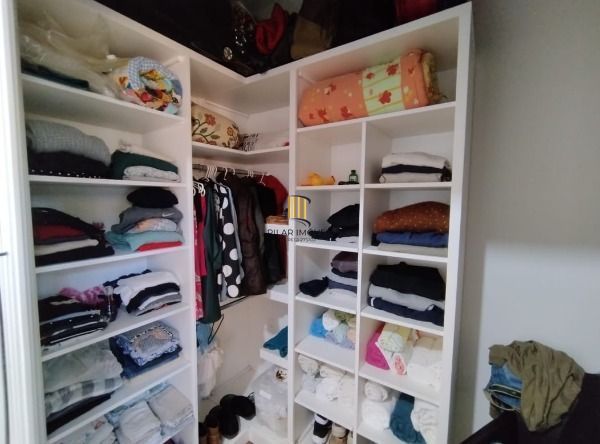 Casa em Porto Alegre, no bairro Vila Nova, com 3 dormitório(s), e 3 banheiros, à