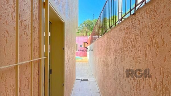 Casa em Porto Alegre, no bairro Nonoai, com 4 dormitório(s), à venda.