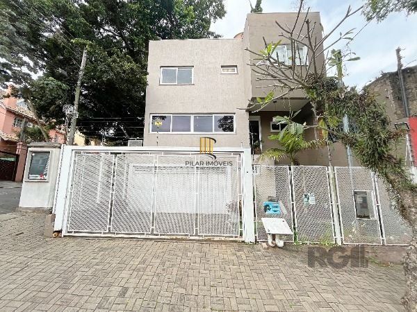 Casa em Porto Alegre, no bairro Tristeza, com 3 dormitório(s), e 3 banheiros, à 