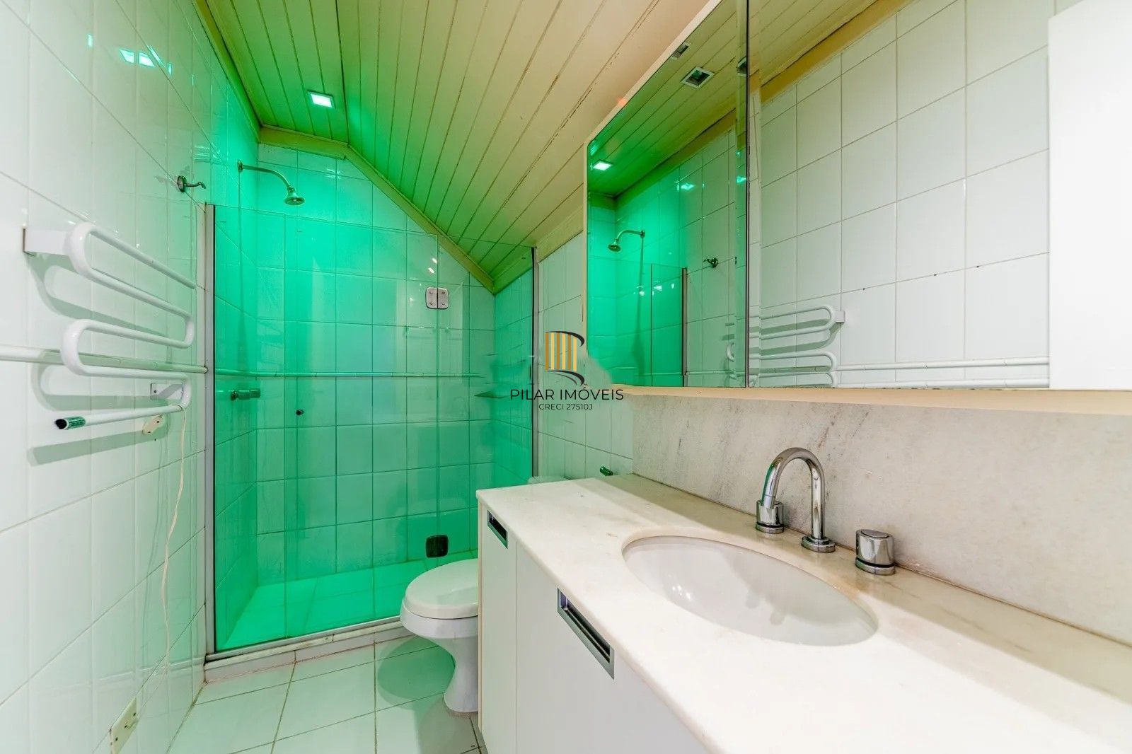 Belíssima casa em condomínio com 218,3m² com 4 dorm., 2 suítes e 2 vagas. Situada no charmoso Residencial Terra Mater.