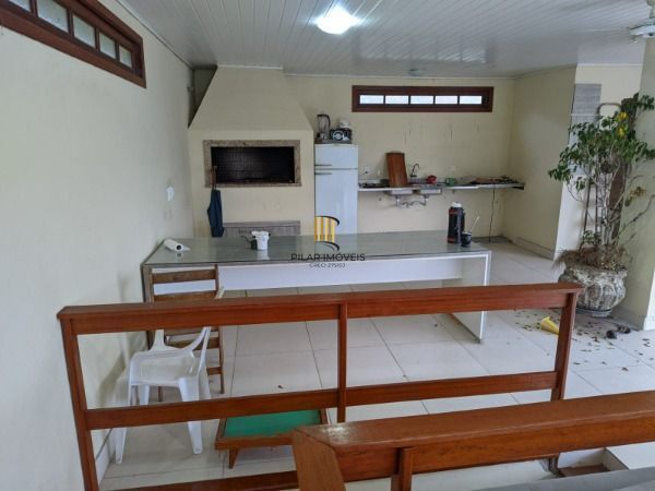 Casa em Porto Alegre, no bairro Vila Nova, com 4 dormitório(s), e 4 banheiros, à