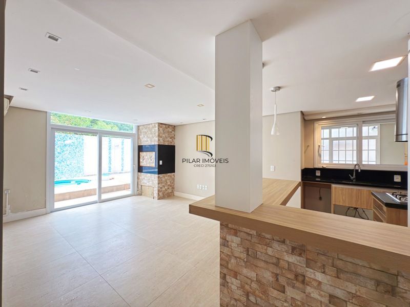 Linda Residência em Condomínio Fechado no Bairro Pedra Redonda.