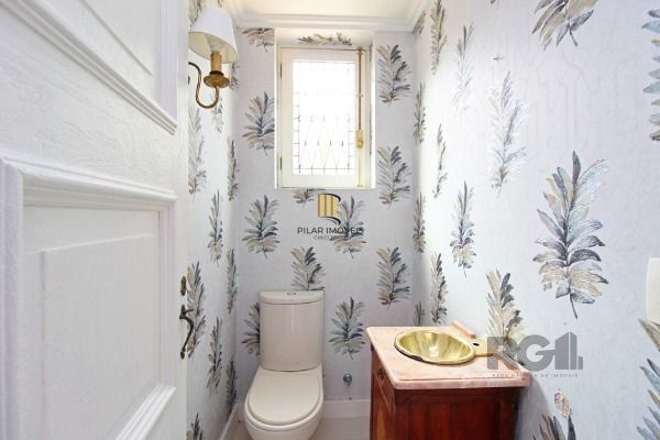 Casa em Porto Alegre, no bairro Pedra Redonda, com 7 dormitório(s), e 7 banheiro