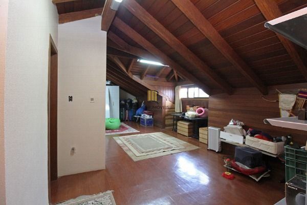 Casa em Porto Alegre, no bairro Guarujá, com 3 dormitório(s), e 3 banheiros, à v