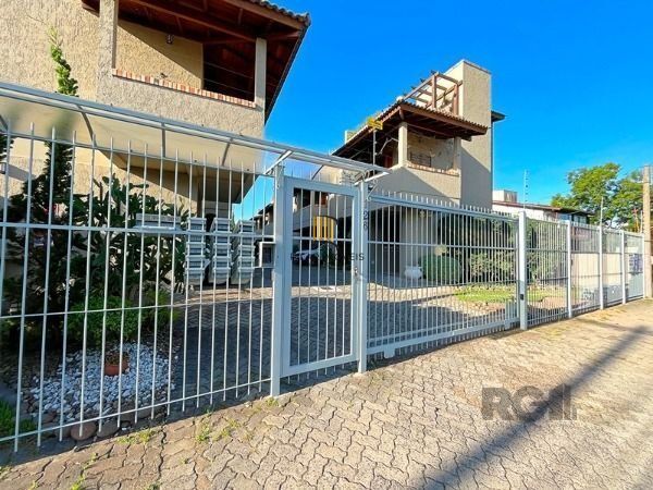 Casa Condominio em Porto Alegre, no bairro Guarujá, com 2 dormitório(s), e 2 ban