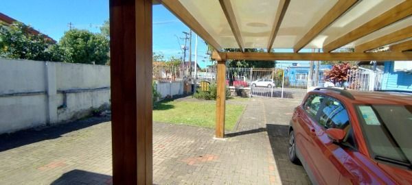 Casa em Porto Alegre, no bairro Camaquã, com 2 dormitório(s), e 2 banheiros, à v