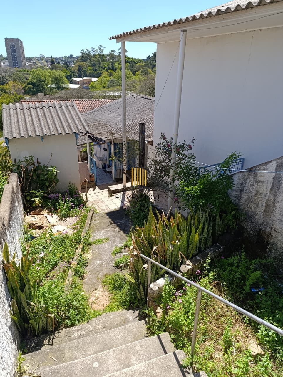 Amplo terreno com 2 e 3 casas no Bairro Jardim Carvalho em Porto Alegre/RS. Excelente oportunidade para moradia ou investimento!