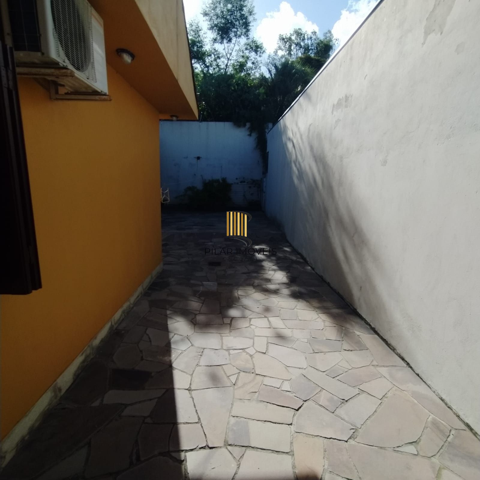 Casa 2 quartos, suíte, cozinha grande, lavanderia, aquecimento a gas, pátio grande