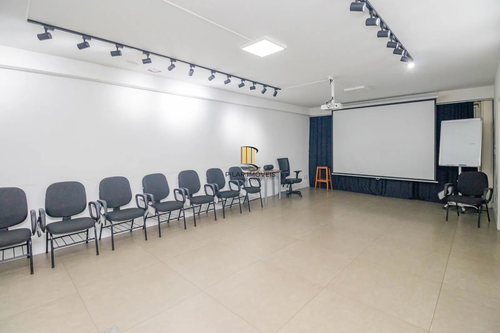 Casa a venda, 4 quartos, 2 vagas, 4 banheiros, Bairro Chacara das Pedras, em Porto Alegre/RS