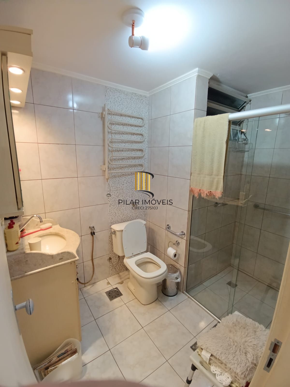 Apartamento 2 quartos, ótima posição solar, REFORMADO, Semi MOBILIADO e ótima localização! no Bairro Santo Antonio / Santana, em Porto Alegre RS