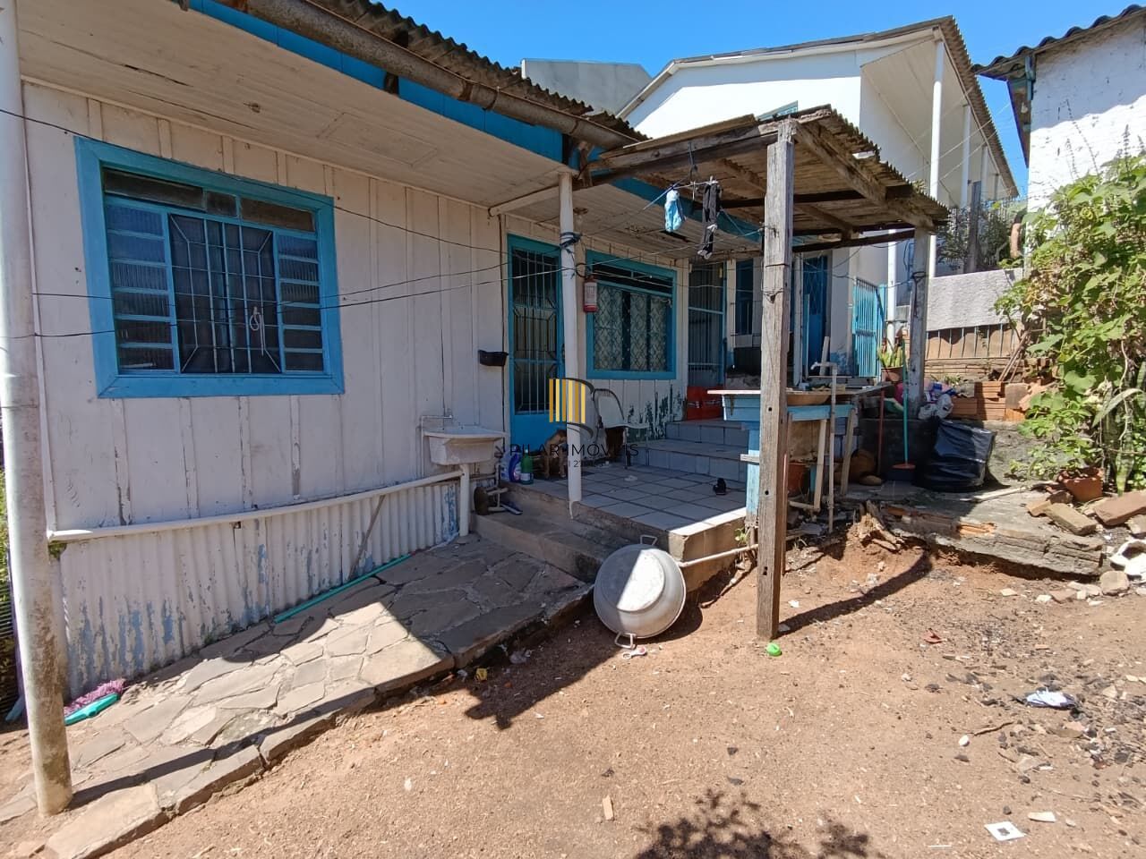 Amplo terreno com 2 e 3 casas no Bairro Jardim Carvalho em Porto Alegre/RS. Excelente oportunidade para moradia ou investimento!