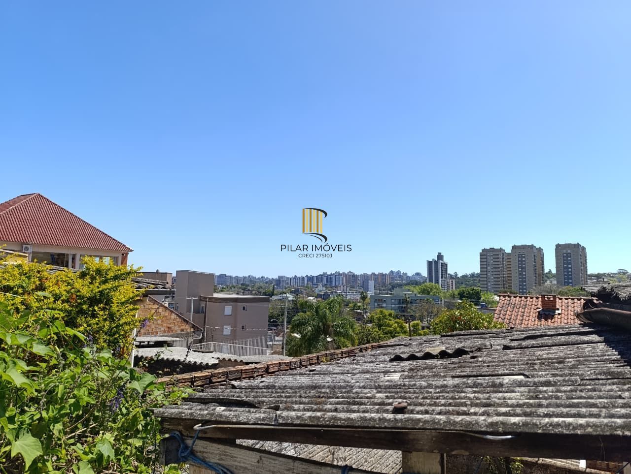 Amplo terreno com 2 e 3 casas no Bairro Jardim Carvalho em Porto Alegre/RS. Excelente oportunidade para moradia ou investimento!