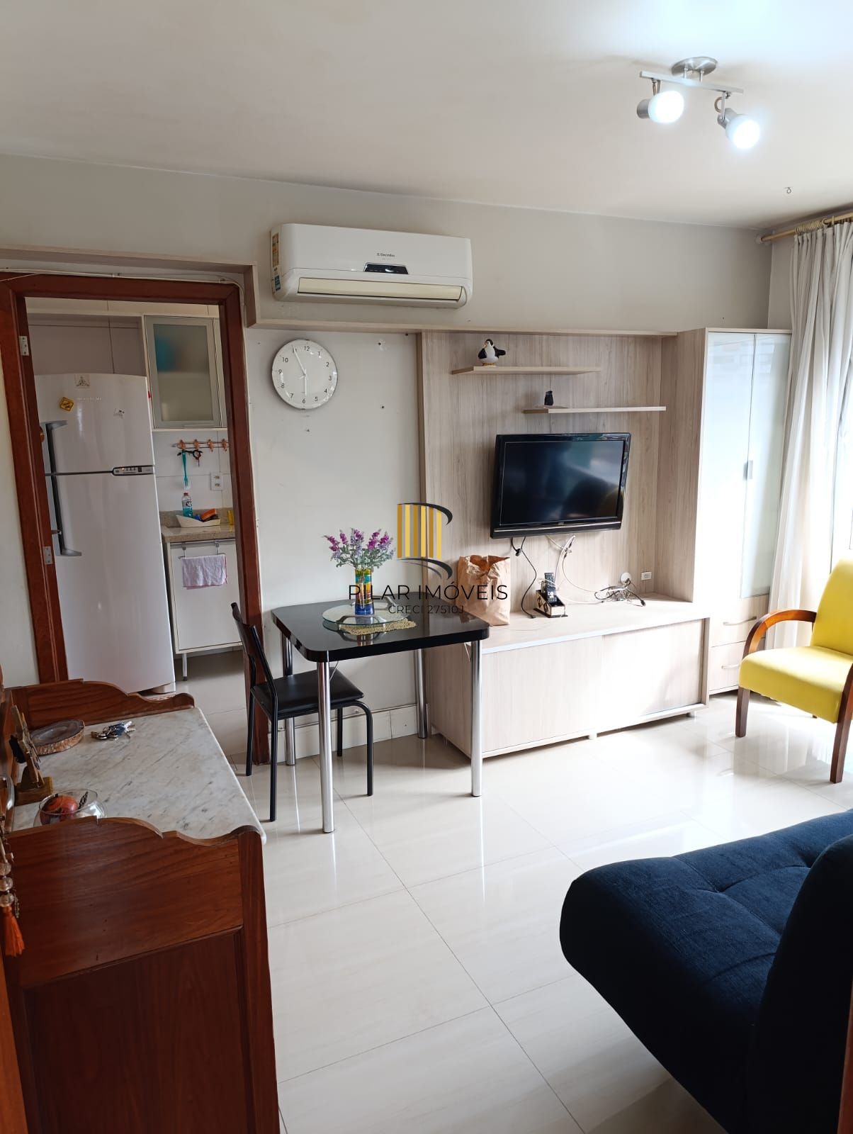 Apartamento 2 quartos, ótima posição solar, REFORMADO, Semi MOBILIADO e ótima localização! no Bairro Santo Antonio / Santana, em Porto Alegre RS