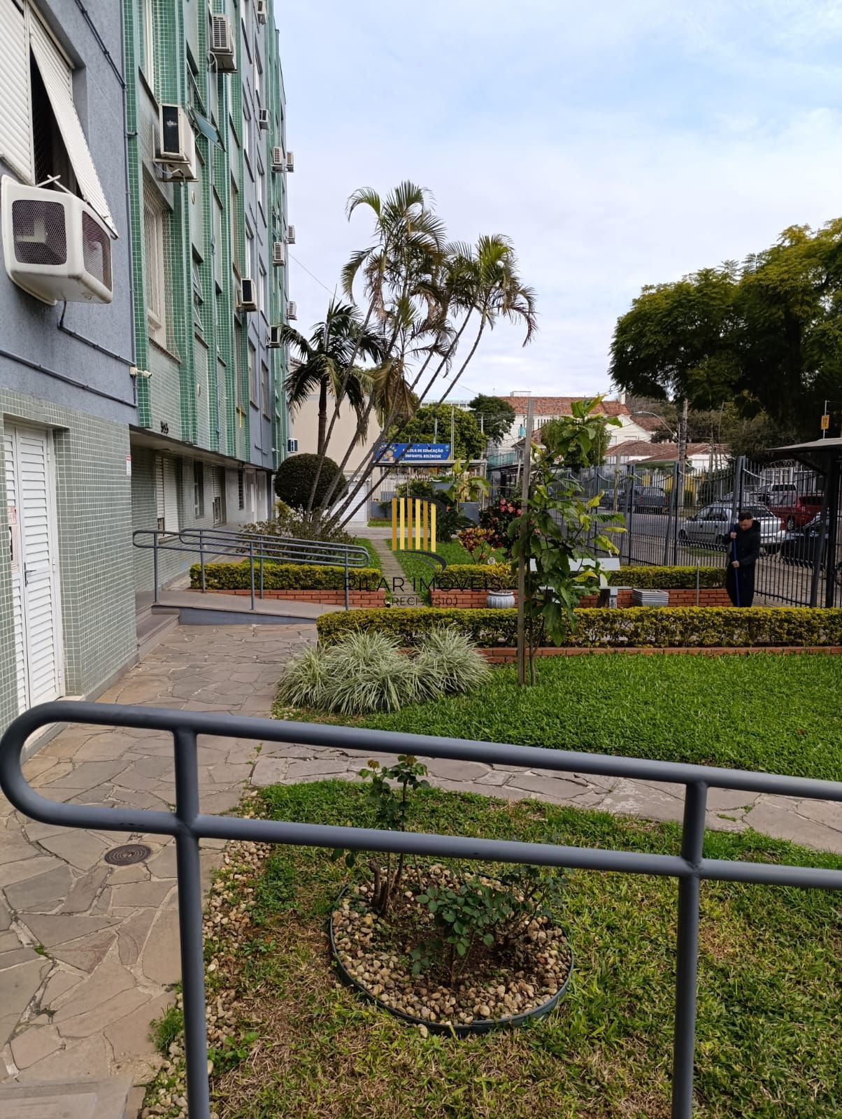 Apartamento 2 quartos, ótima posição solar, REFORMADO, Semi MOBILIADO e ótima localização! no Bairro Santo Antonio / Santana, em Porto Alegre RS