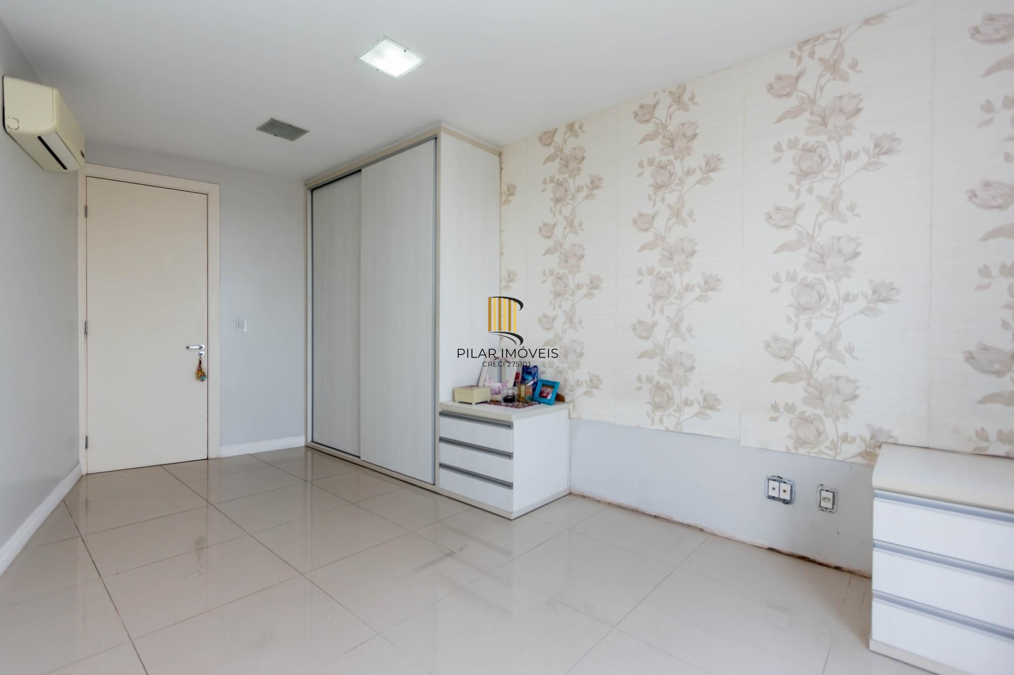 Casa Alto Padrão 3 dormitórios, 2 suítes, 4 banheiros, 4 vagas/box, Bairro Santo Antonio em Porto Alegre RS
