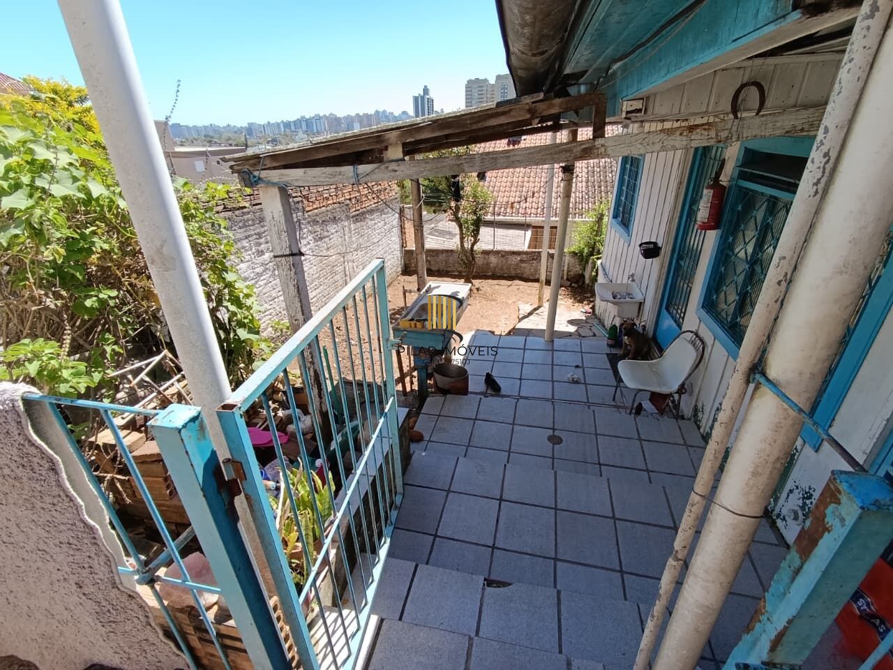 Amplo terreno com 2 e 3 casas no Bairro Jardim Carvalho em Porto Alegre/RS. Excelente oportunidade para moradia ou investimento!