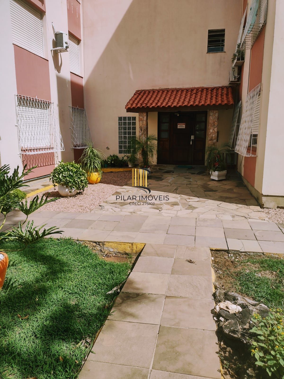 Apartamento 2 quartos, c/móveis planejado, refrigerador e máq. de lavar, sol da manhã,