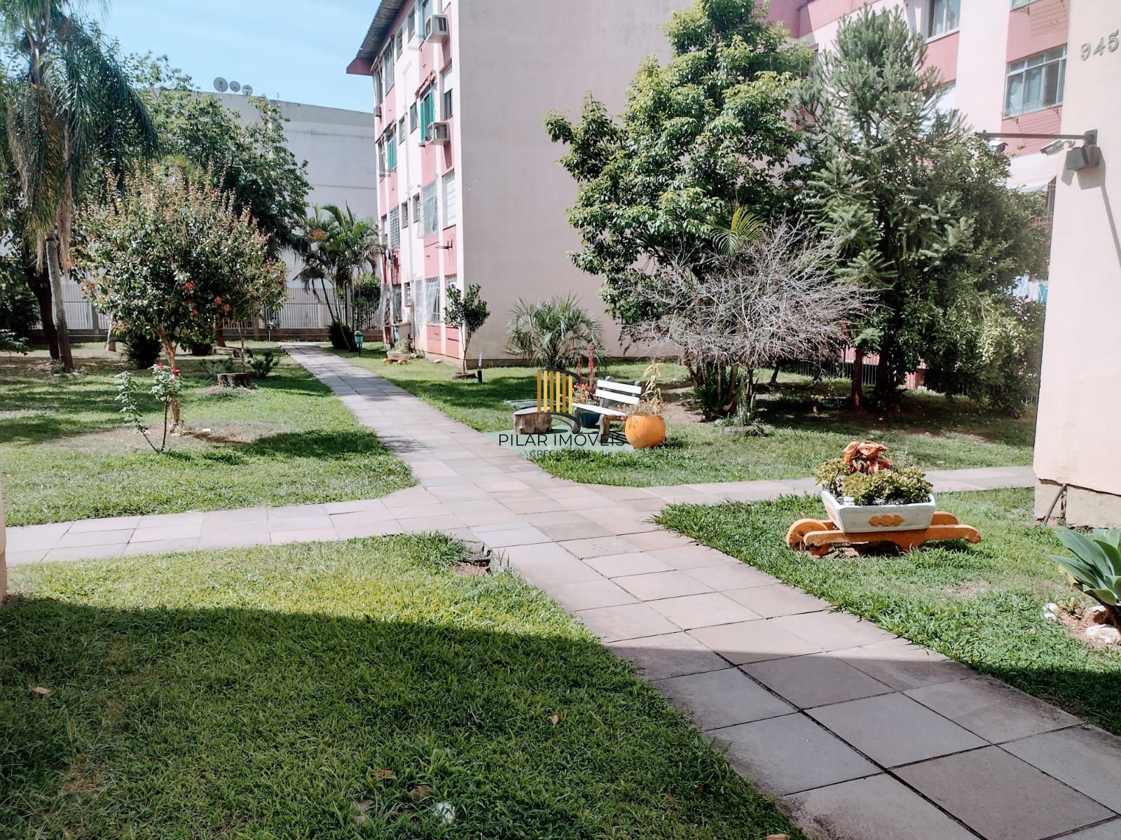 Apartamento 2 quartos, c/móveis planejado, refrigerador e máq. de lavar, sol da manhã,