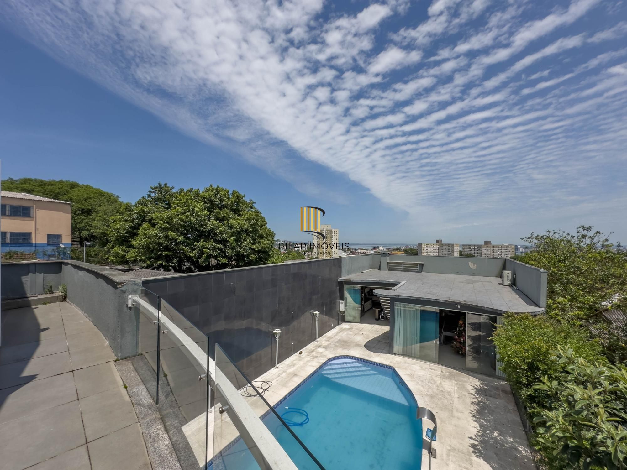 Casa Alto Padrão 3 dormitórios, 2 suítes, 4 banheiros, 4 vagas/box, Bairro Santo Antonio em Porto Alegre RS