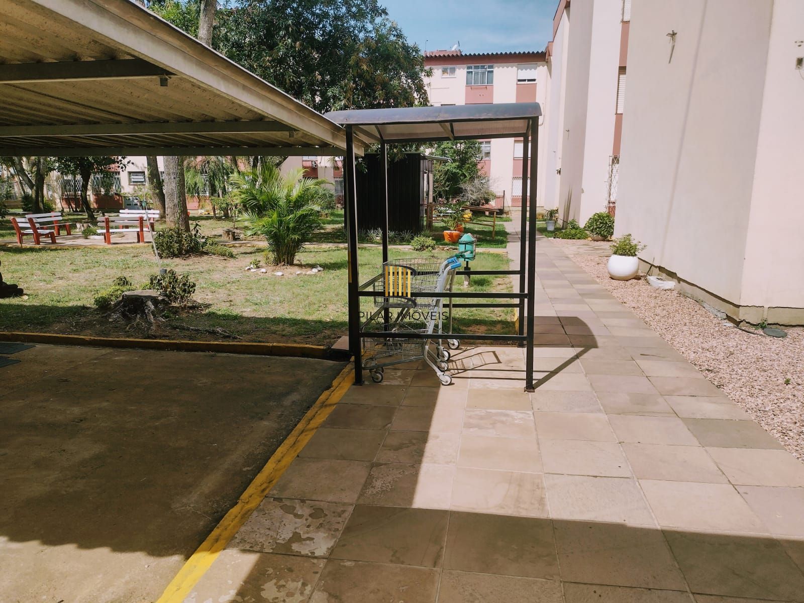 Apartamento 2 quartos, c/móveis planejado, refrigerador e máq. de lavar, sol da manhã,