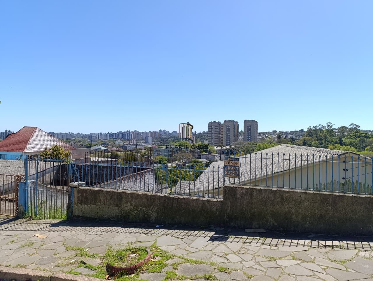 Amplo terreno com 2 e 3 casas no Bairro Jardim Carvalho em Porto Alegre/RS. Excelente oportunidade para moradia ou investimento!