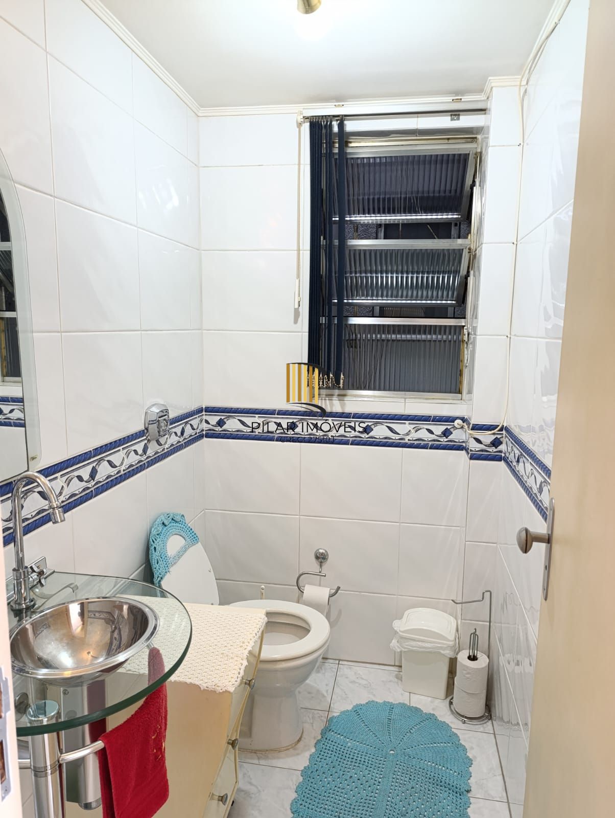 Apartamento 2 quartos, ótima posição solar, REFORMADO, Semi MOBILIADO e ótima localização! no Bairro Santo Antonio / Santana, em Porto Alegre RS