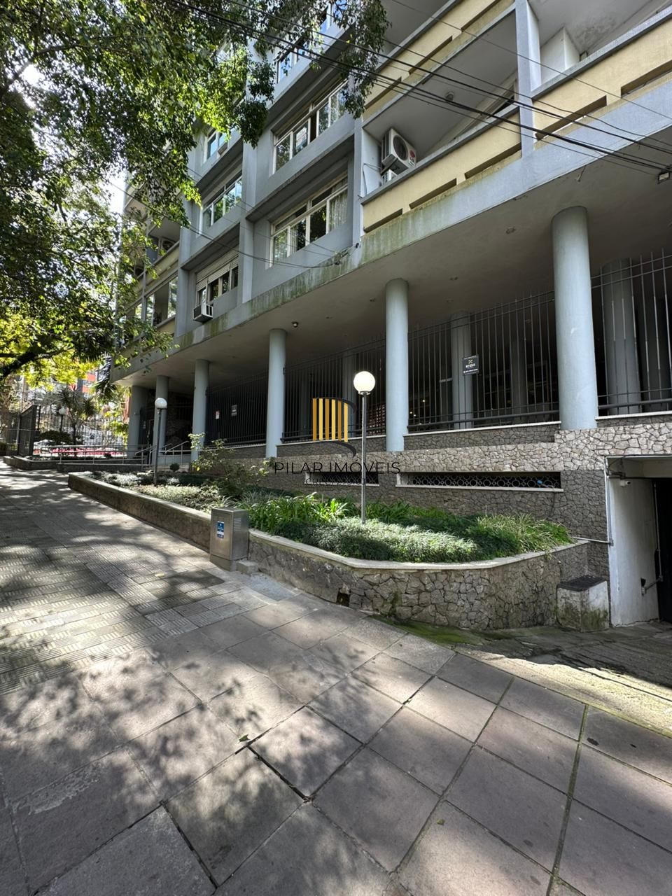 Apartamento 2 dormitórios a venda no Bairro Moinhos de Vento em Porto Alegre RS