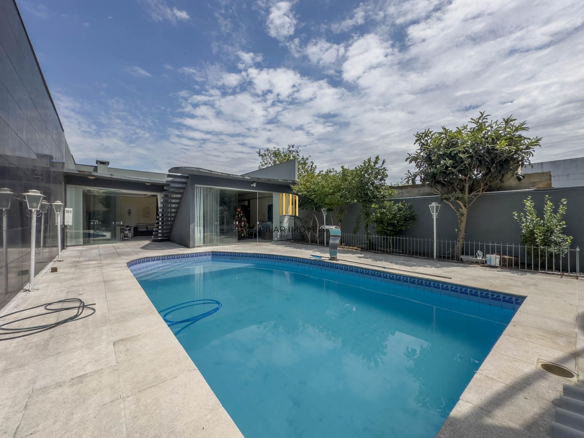 Casa Alto Padrão 3 dormitórios, 2 suítes, 4 banheiros, 4 vagas/box, Bairro Santo Antonio em Porto Alegre RS