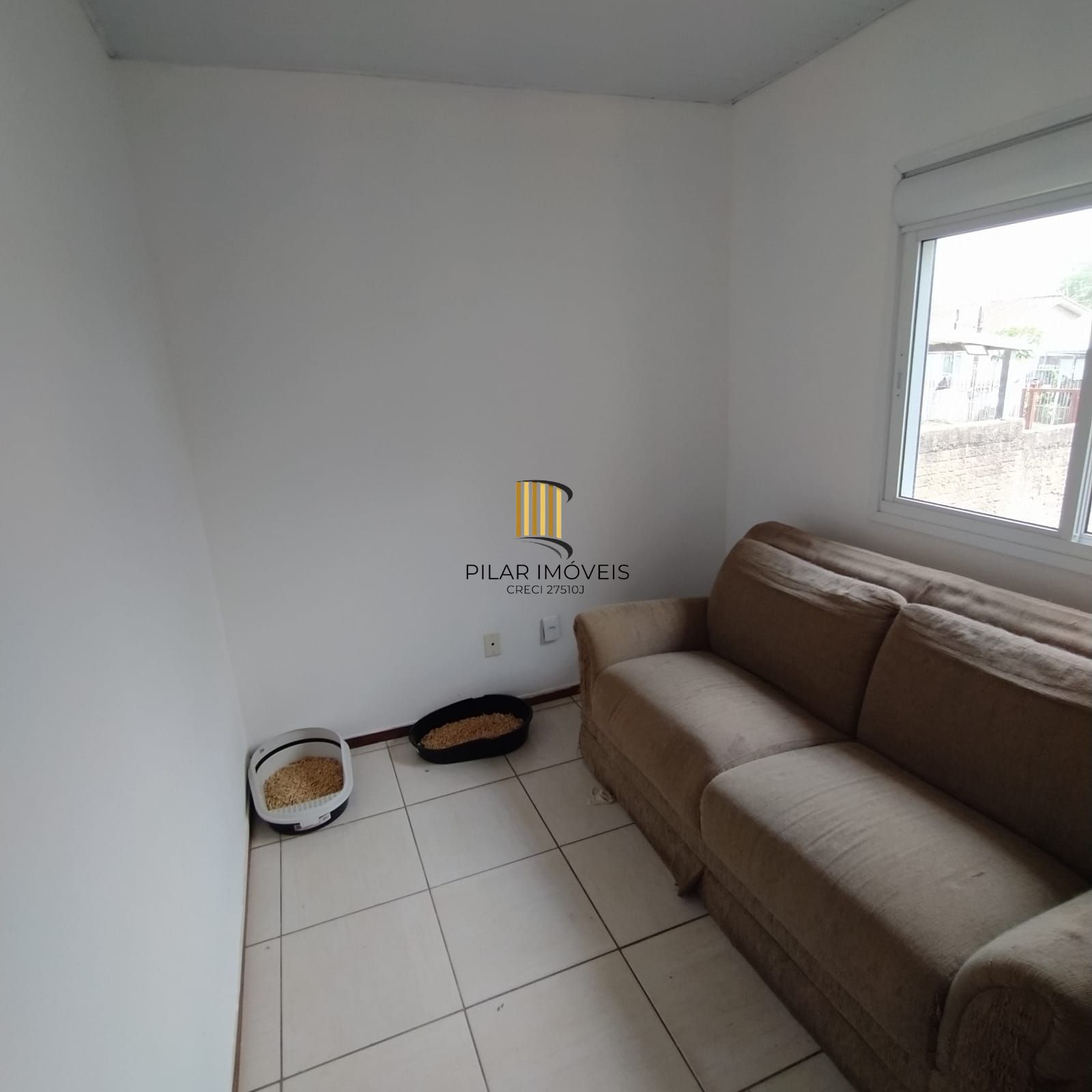 Casa 2 quartos, 2 vagas, portão de correr com motor, pátio, próximo ao Carrefour Viamão.