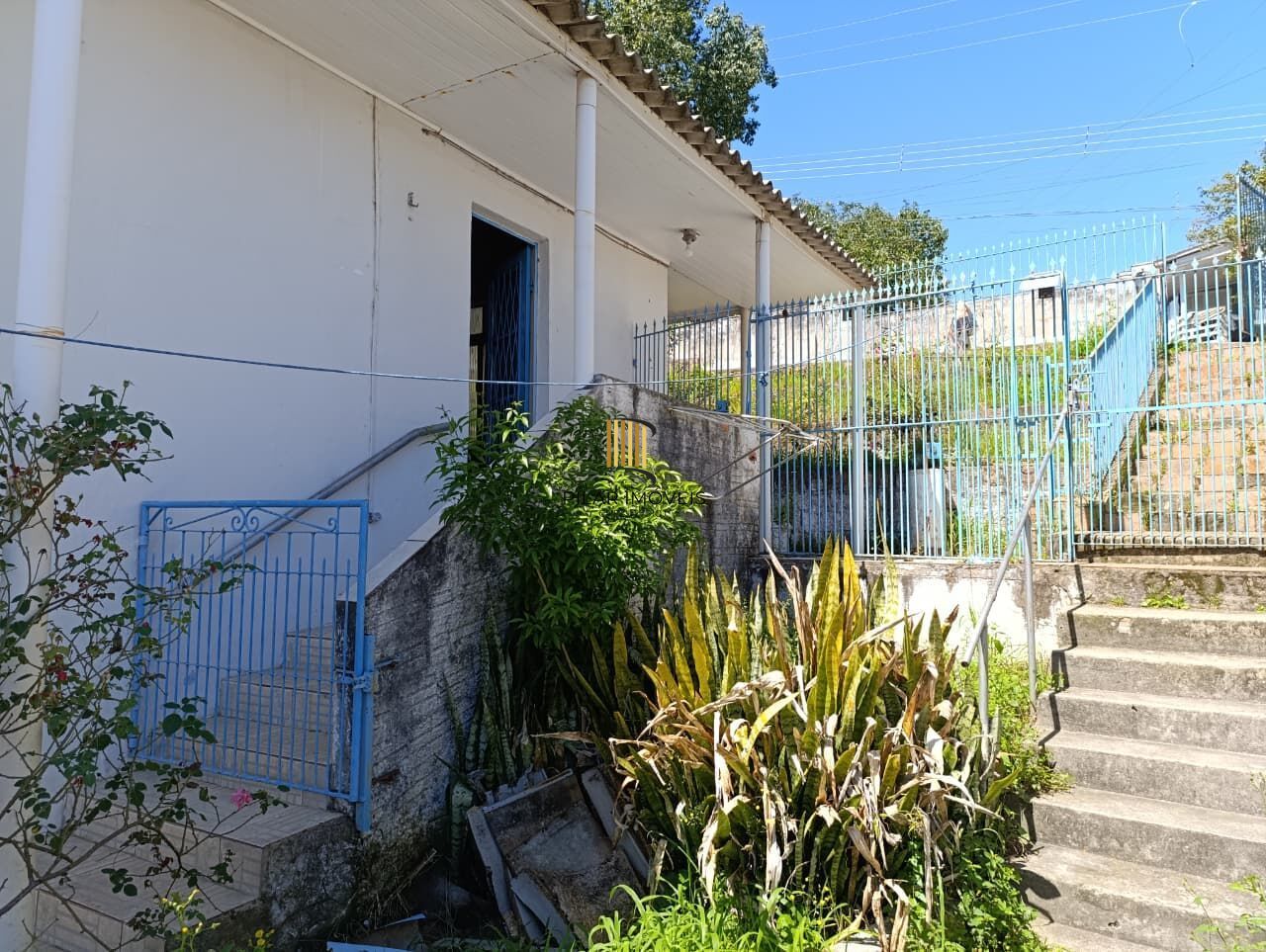 Amplo terreno com 2 e 3 casas no Bairro Jardim Carvalho em Porto Alegre/RS. Excelente oportunidade para moradia ou investimento!