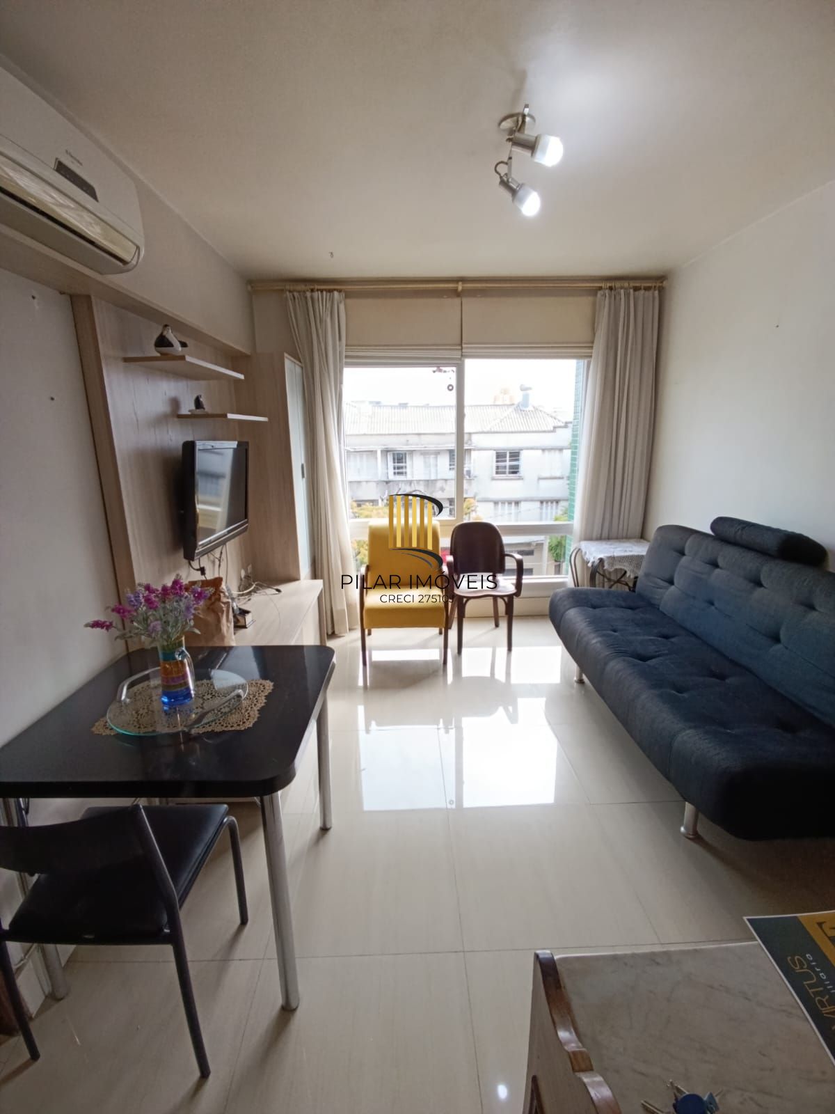 Apartamento 2 quartos, ótima posição solar, REFORMADO, Semi MOBILIADO e ótima localização! no Bairro Santo Antonio / Santana, em Porto Alegre RS