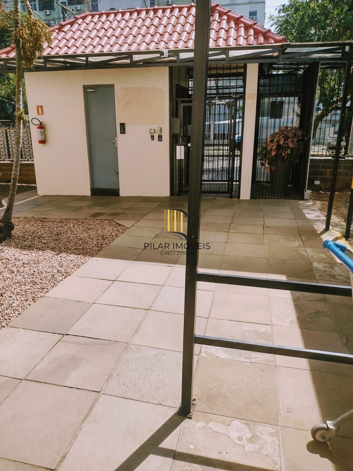 Apartamento 2 quartos, c/móveis planejado, refrigerador e máq. de lavar, sol da manhã,