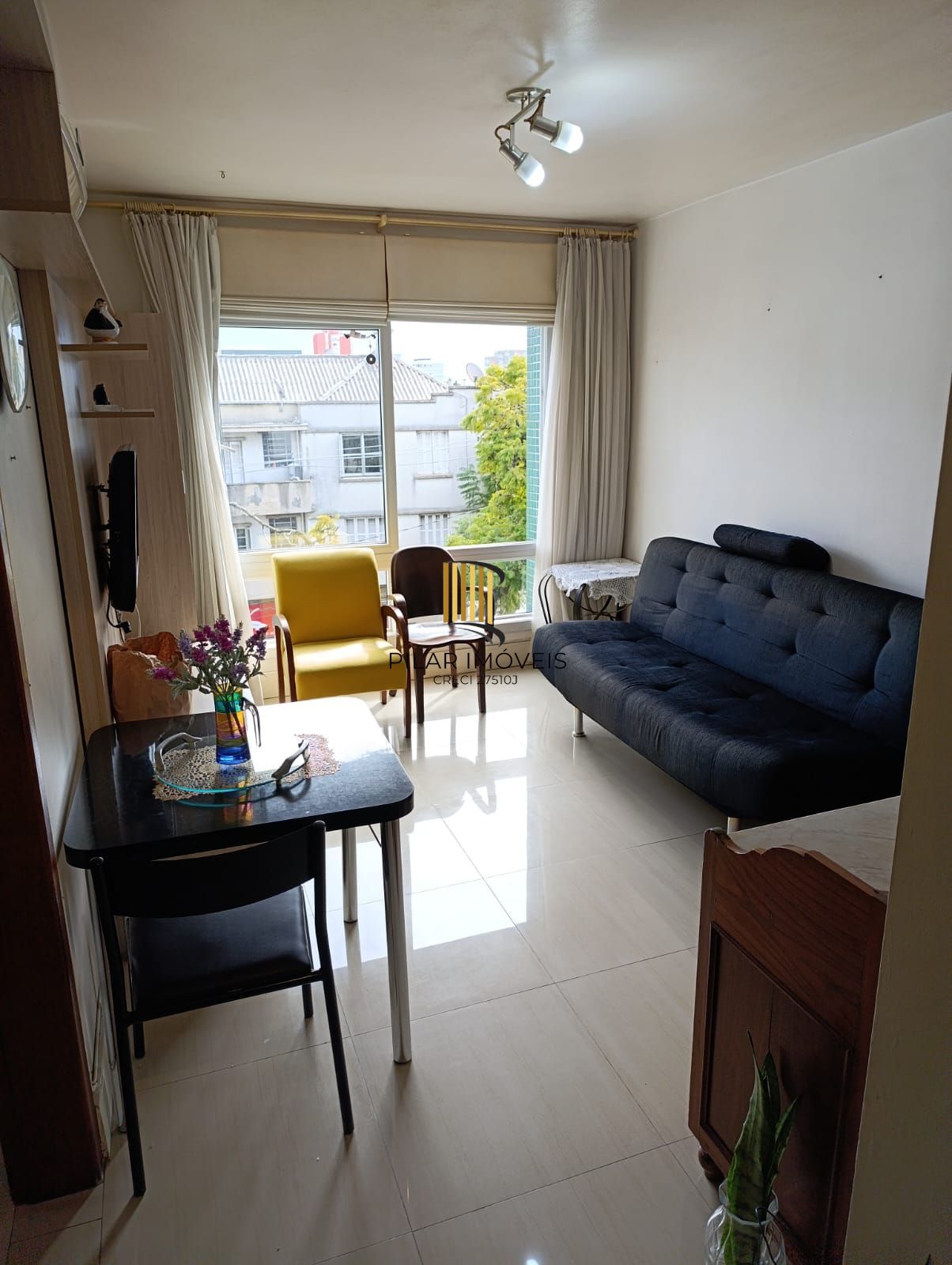 Apartamento 2 quartos, ótima posição solar, REFORMADO, Semi MOBILIADO e ótima localização! no Bairro Santo Antonio / Santana, em Porto Alegre RS - Pilar Imóveis