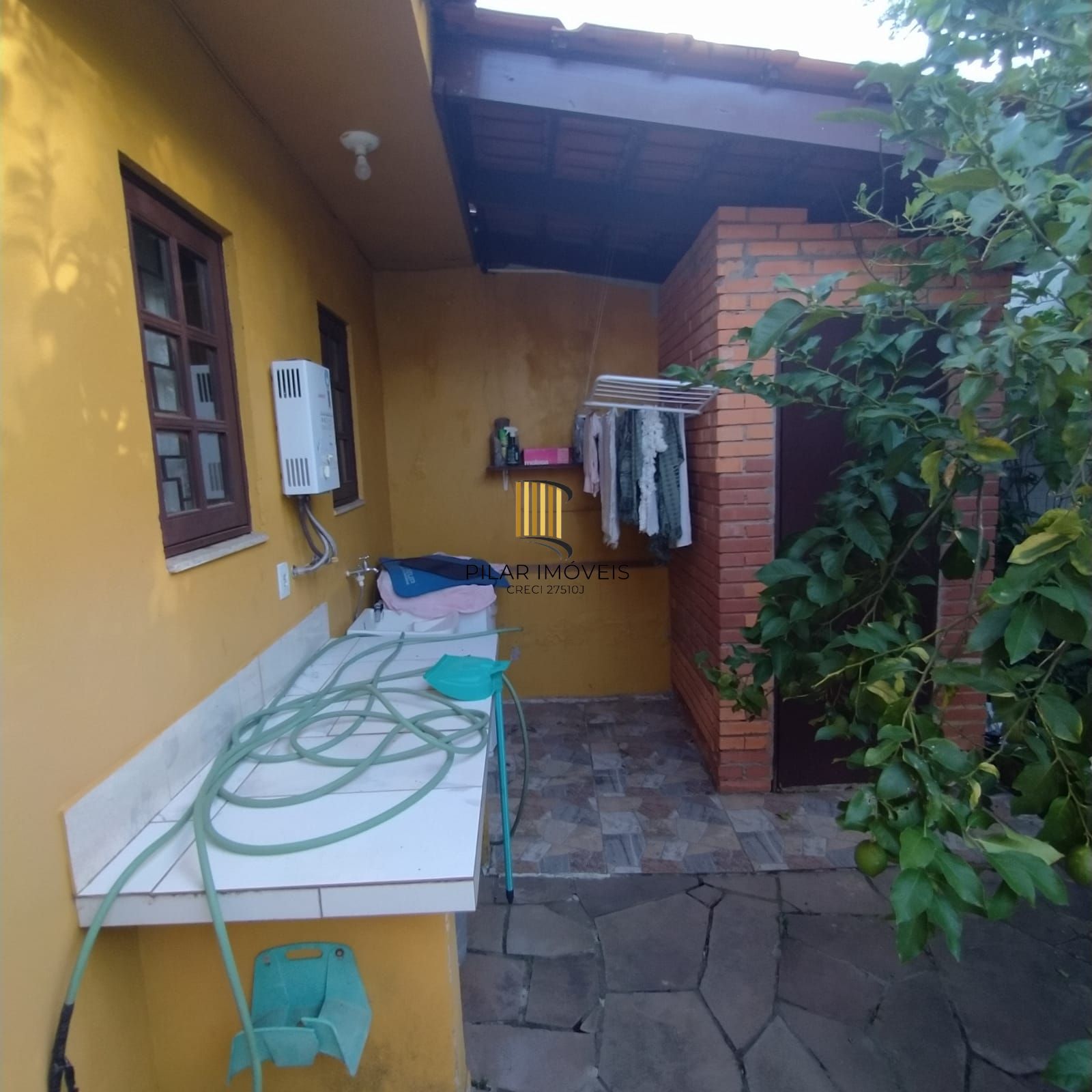 Casa 2 quartos, suíte, cozinha grande, lavanderia, aquecimento a gas, pátio grande