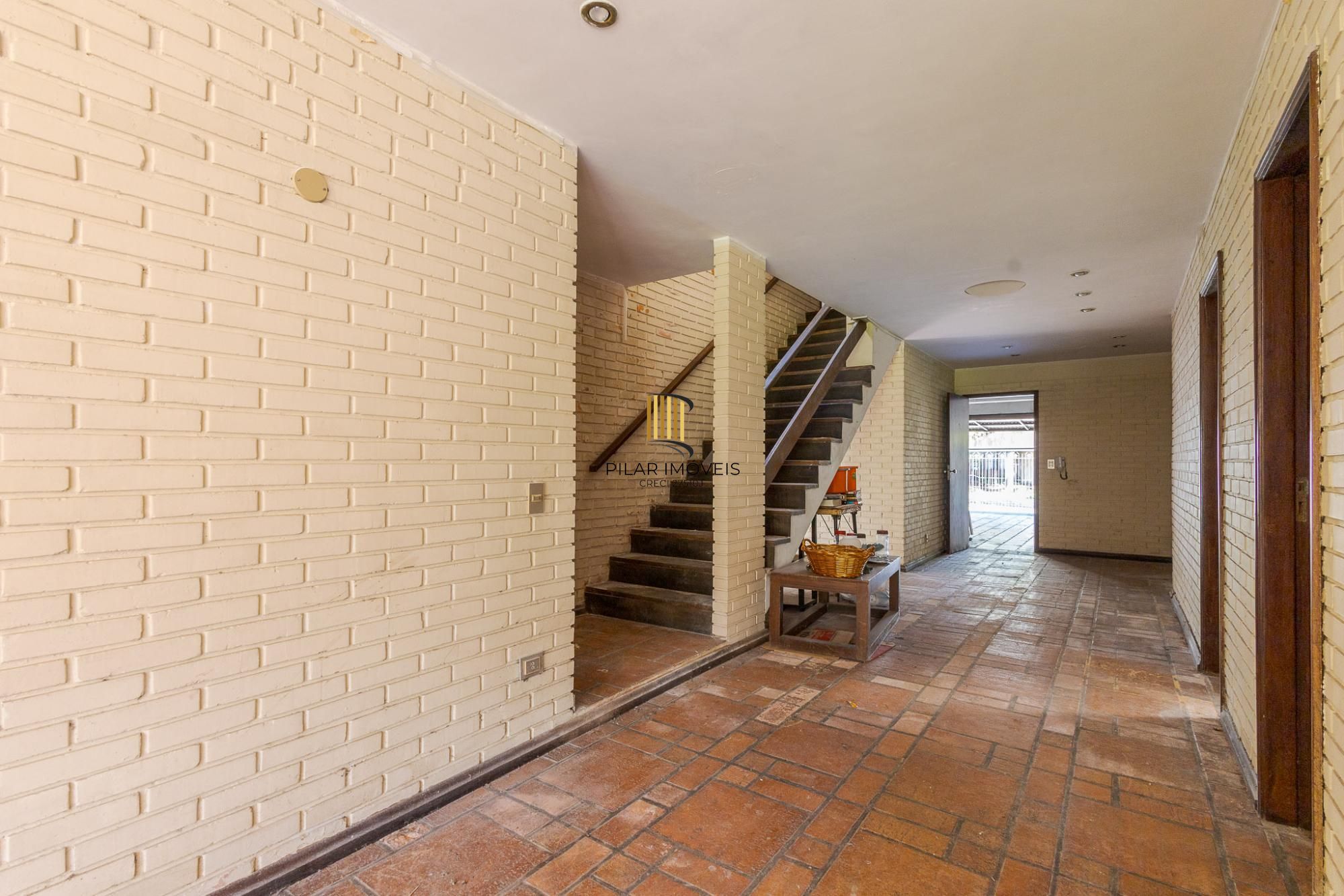 Casa 4 Dormitórios com 459m² no Bairro Cristal – Uso Residencial ou Comercial