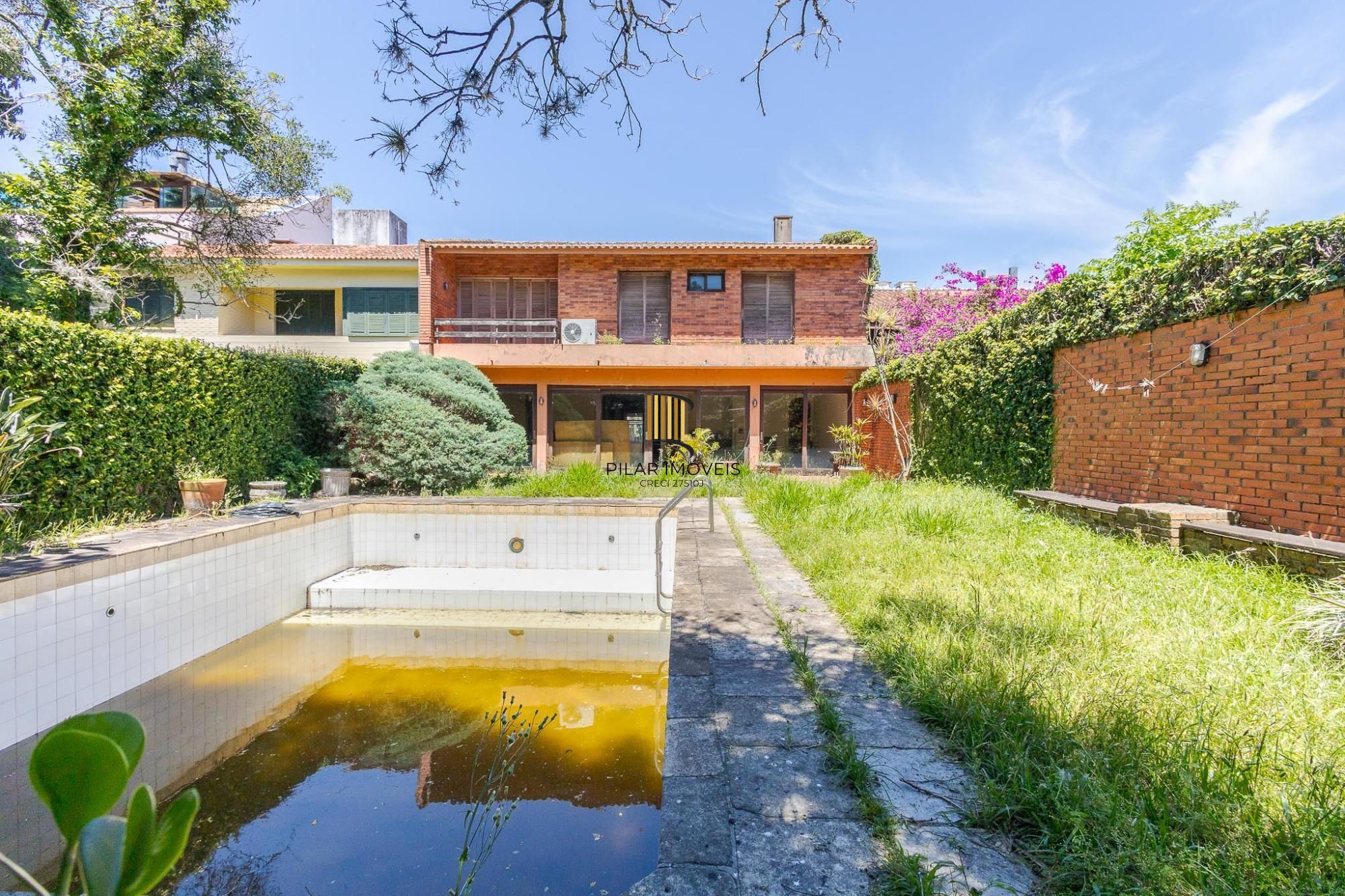 Casa 4 Dormitórios com 459m² no Bairro Cristal – Uso Residencial ou Comercial