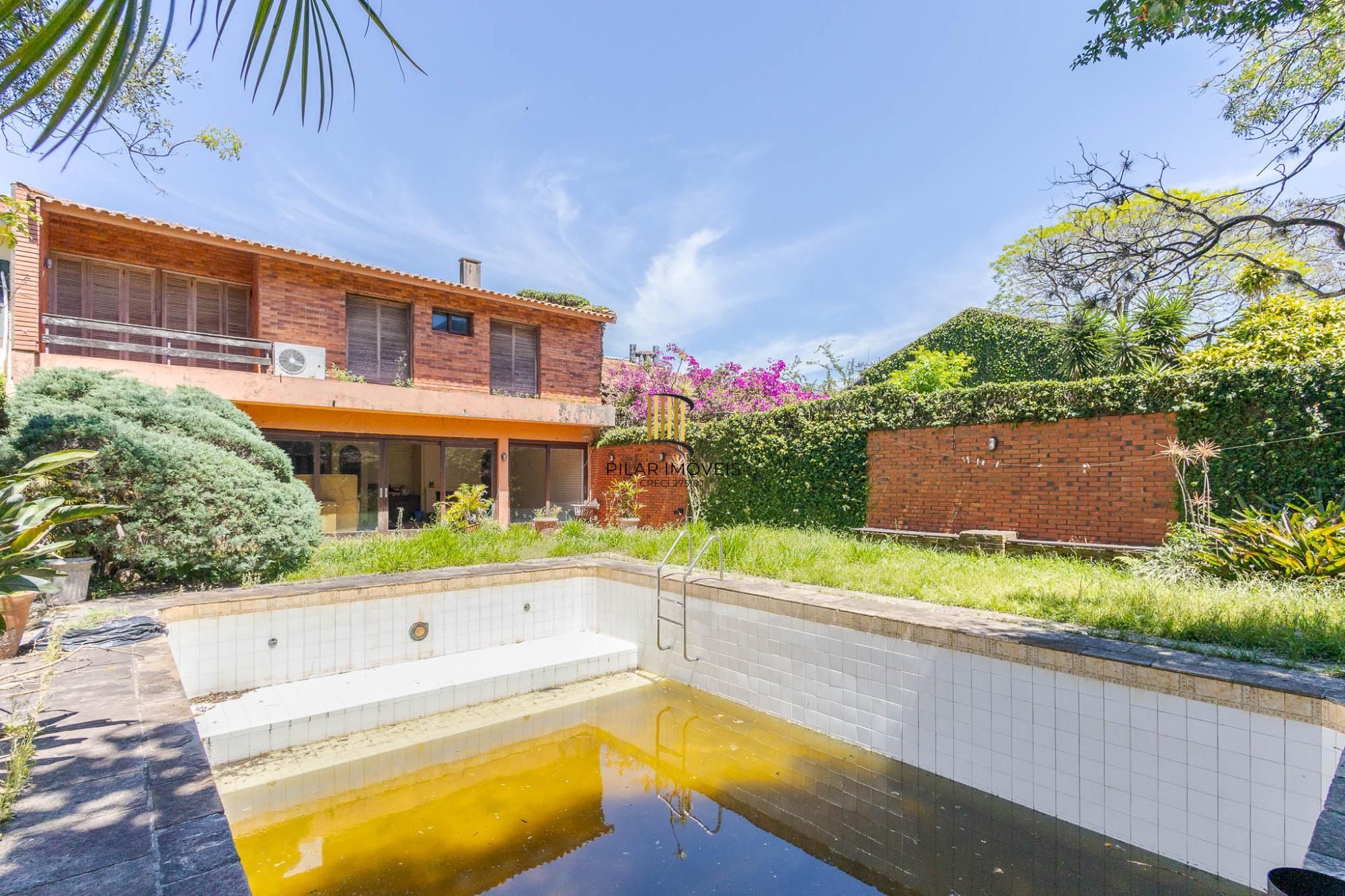 Casa 4 Dormitórios com 459m² no Bairro Cristal – Uso Residencial ou Comercial