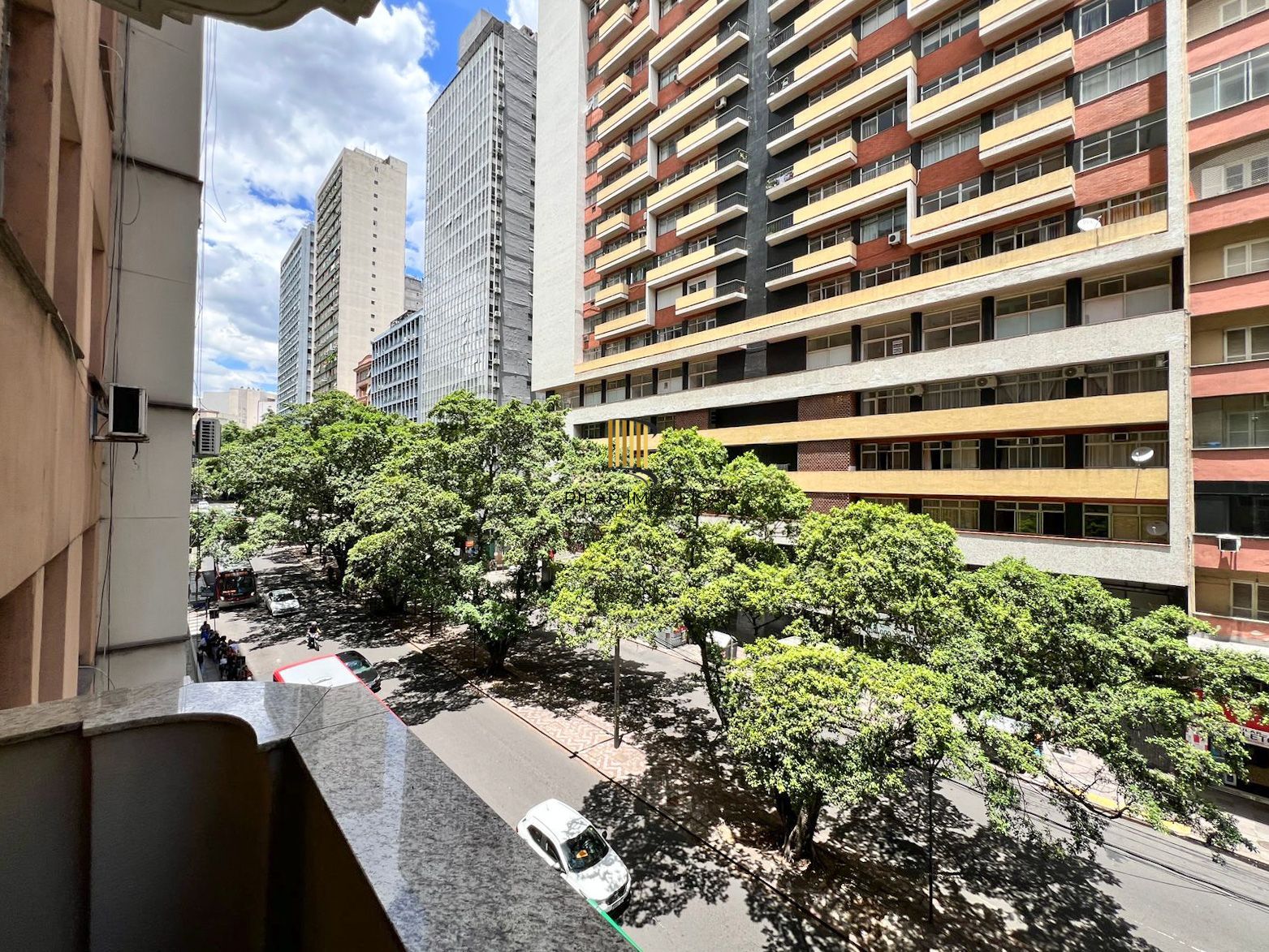 Apartamento 107m² com Suíte e Sacada na Av. Salgado Filho