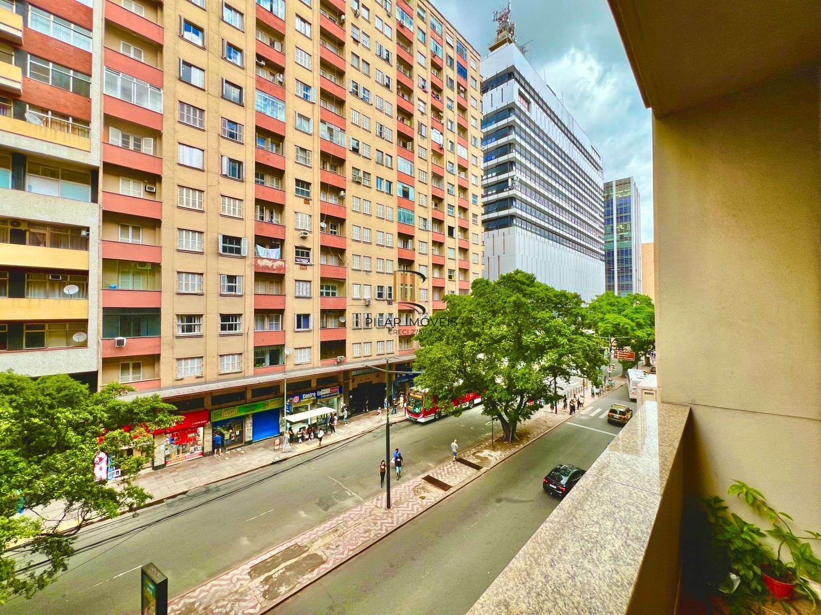 Apartamento 107m² com Suíte e Sacada na Av. Salgado Filho