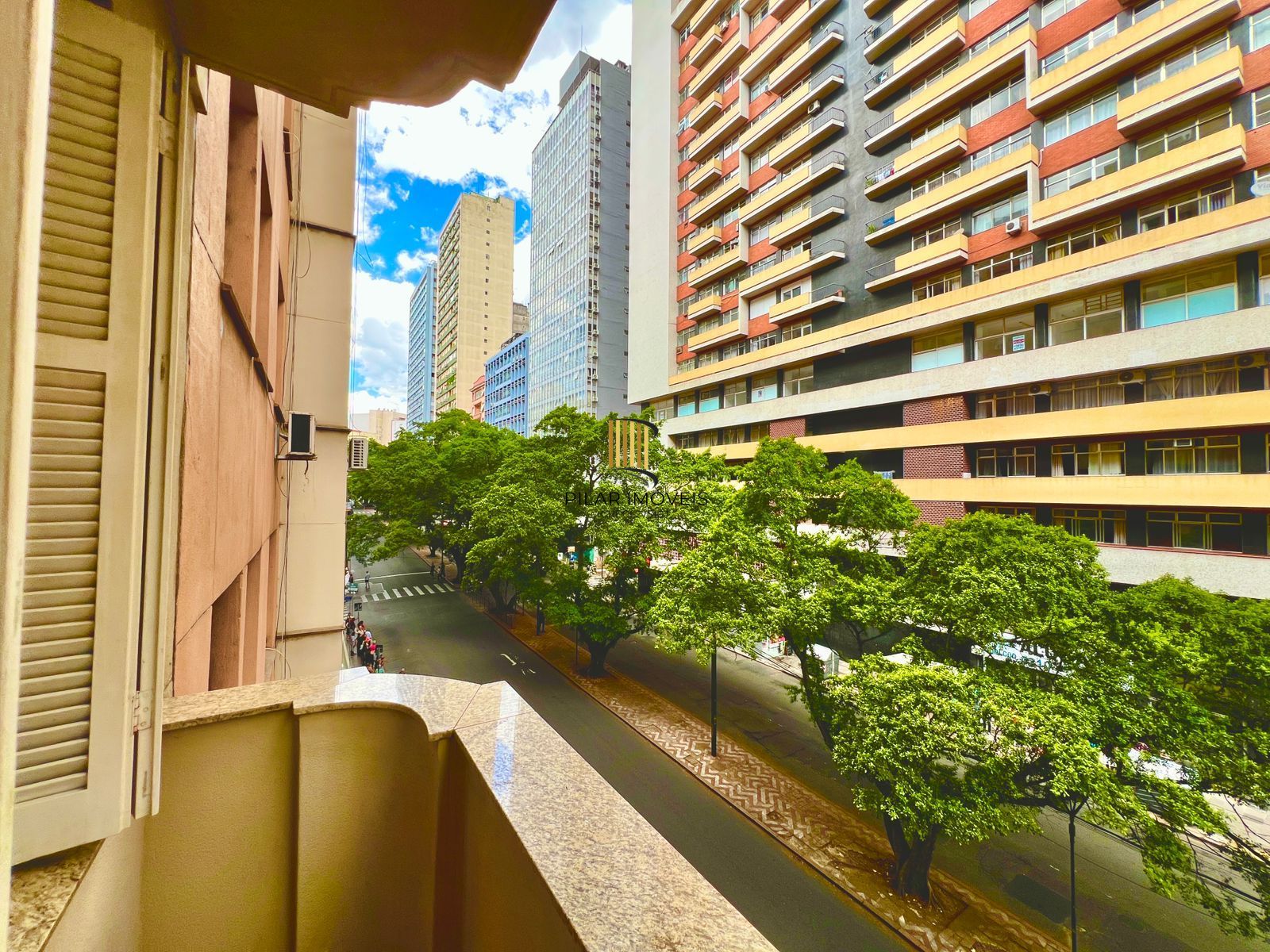 Apartamento 107m² com Suíte e Sacada na Av. Salgado Filho