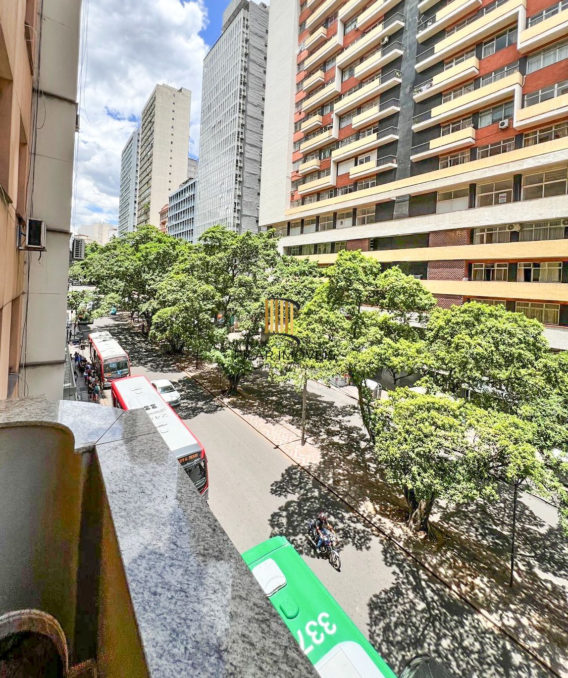 Apartamento 107m² com Suíte e Sacada na Av. Salgado Filho