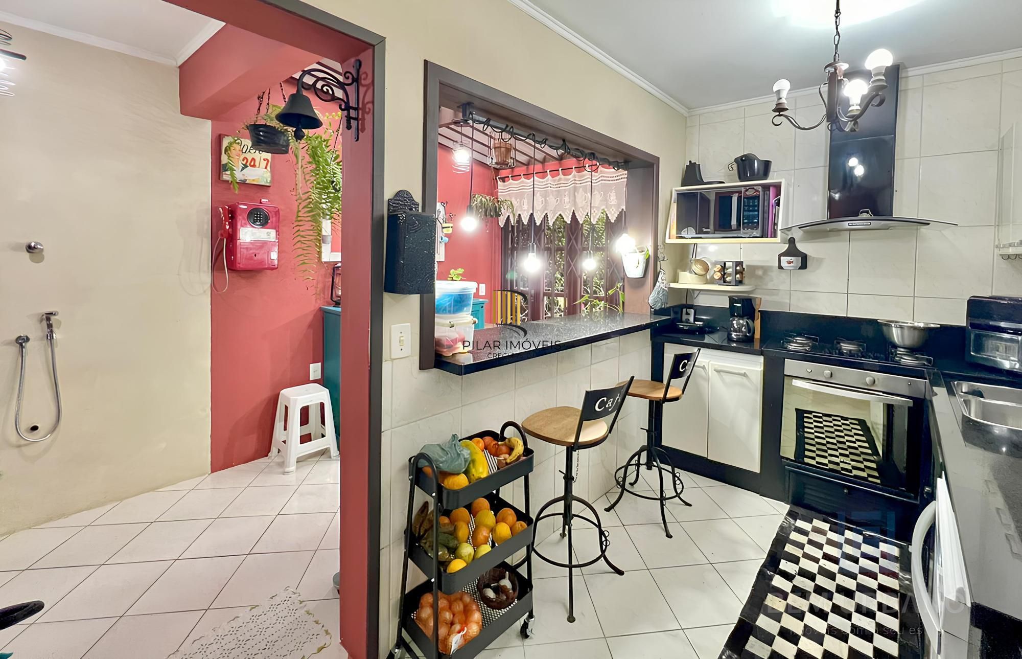 Casa à Venda em Sarandi - 3 Dormitórios, 1 Suíte, 2 vagas