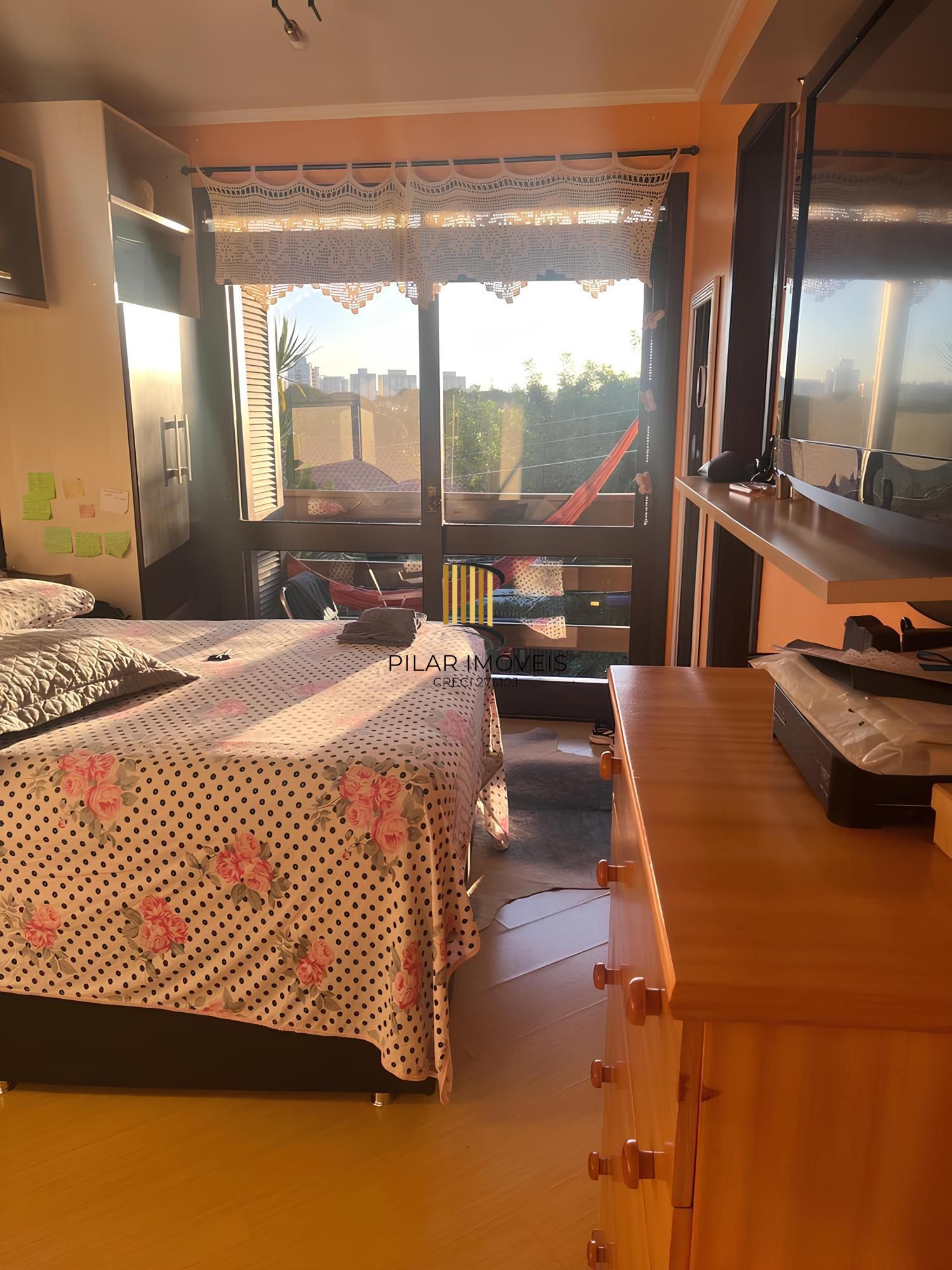 Casa à Venda em Sarandi - 3 Dormitórios, 1 Suíte, 2 vagas