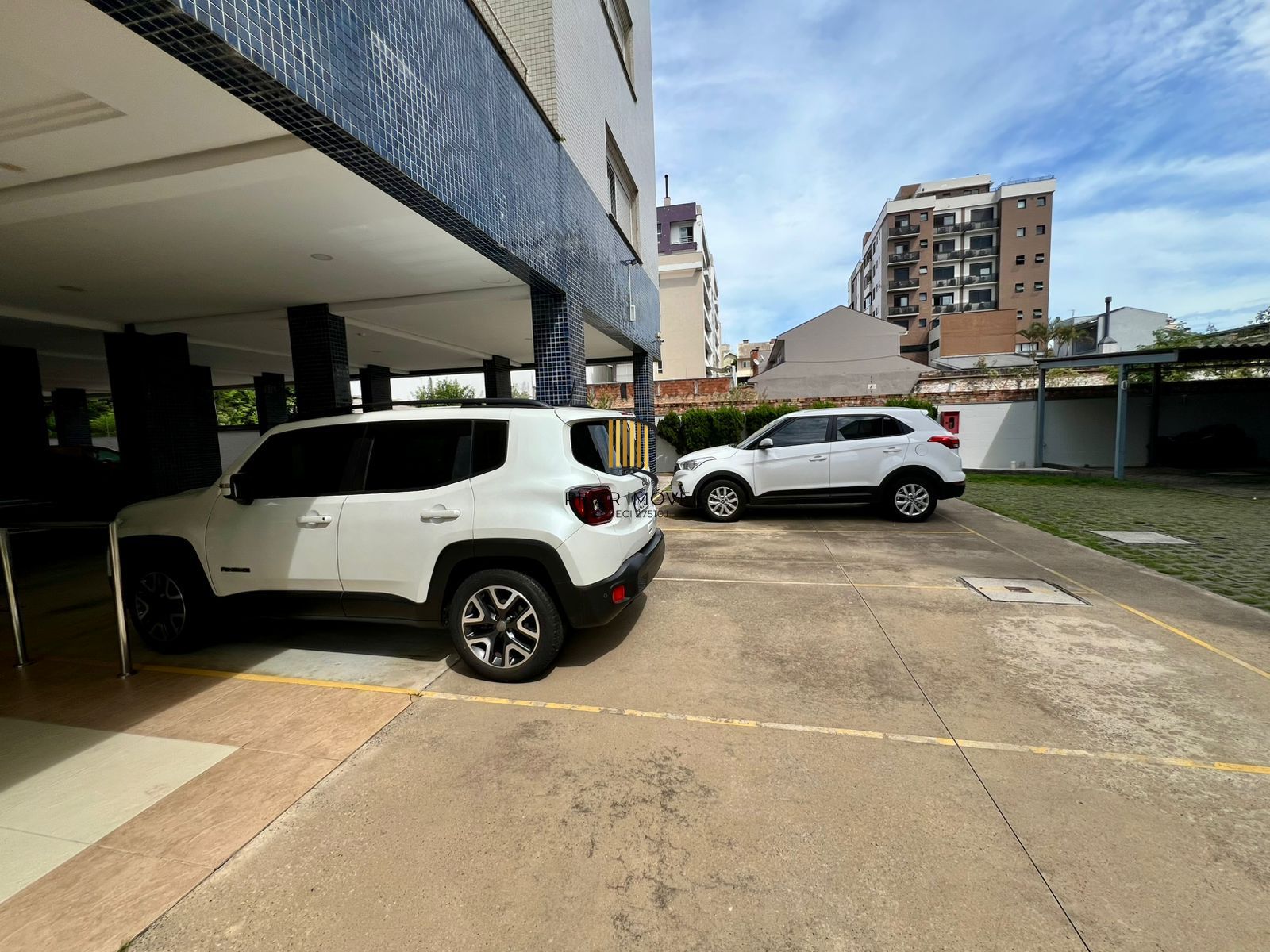 Apartamento 3 Dormitórios com Suíte e 2 Vagas na Tristeza, próximo ao barra shopping