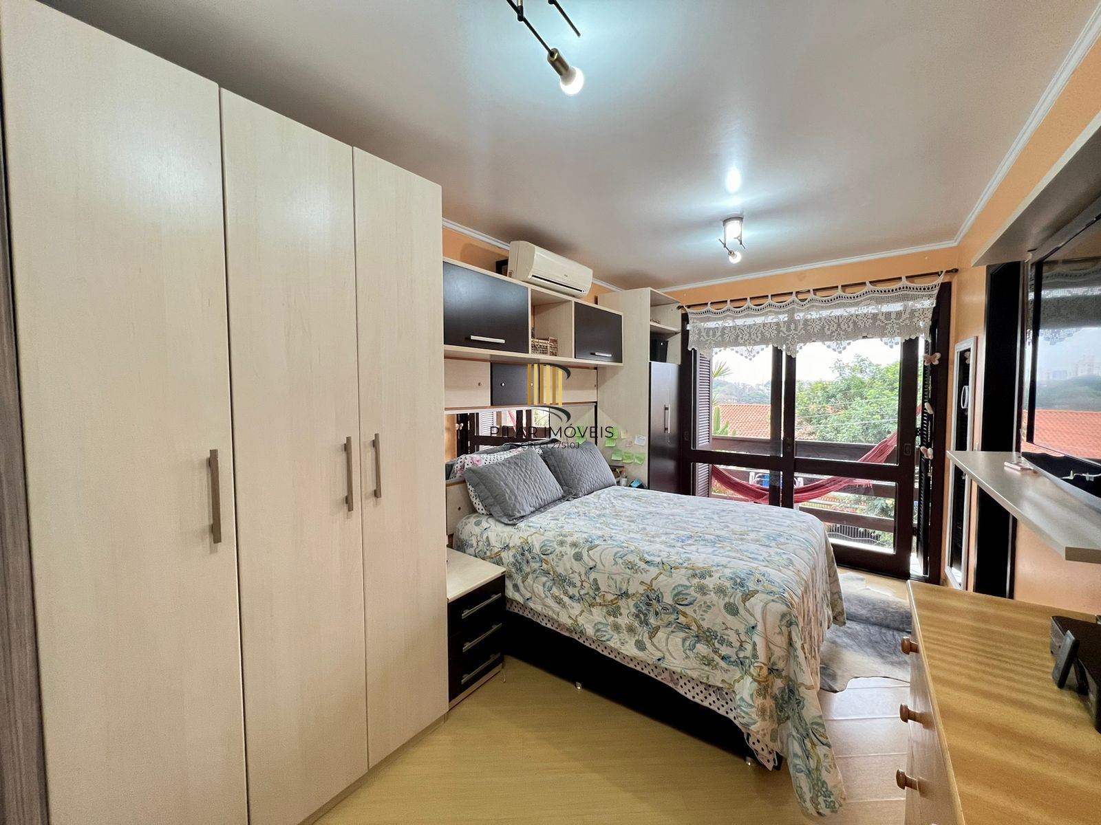 Casa à Venda em Sarandi - 3 Dormitórios, 1 Suíte, 2 vagas