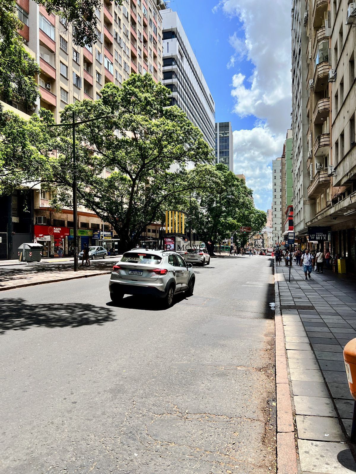 Apartamento 107m² com Suíte e Sacada na Av. Salgado Filho