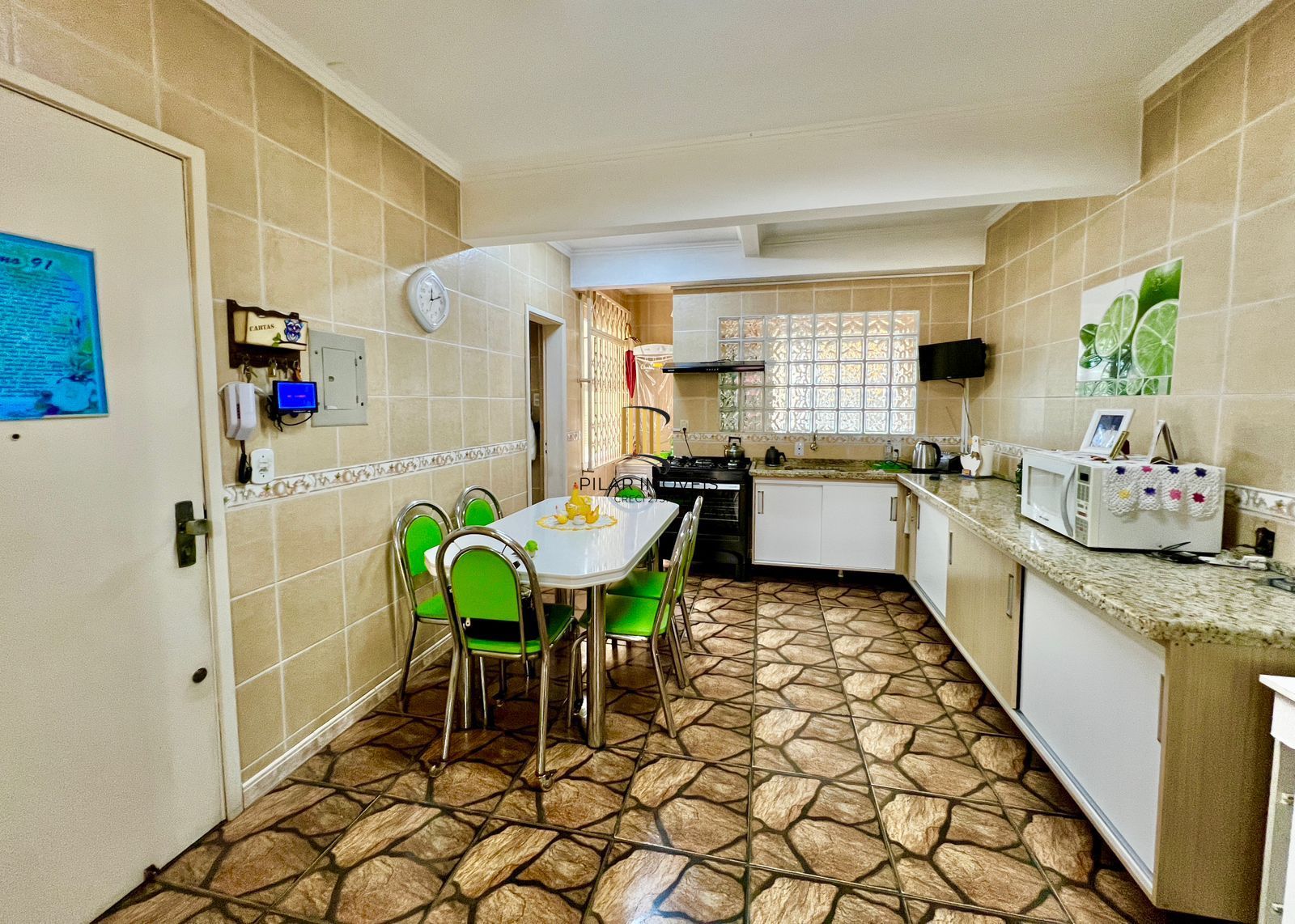 Apartamento 107m² com Suíte e Sacada na Av. Salgado Filho