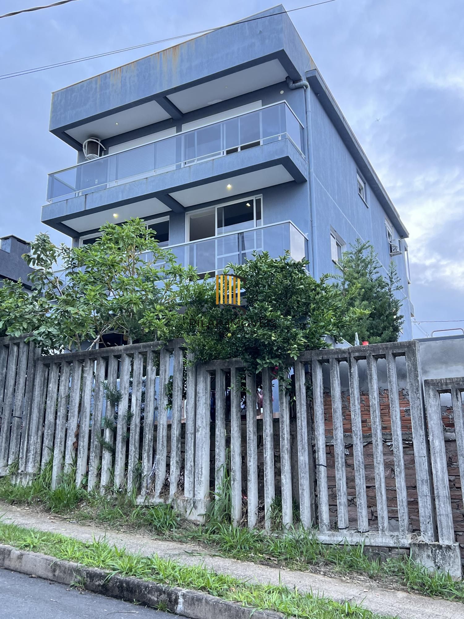 Casa 3 dormitórios com 2 vagas condomínio fechado e lazer completo